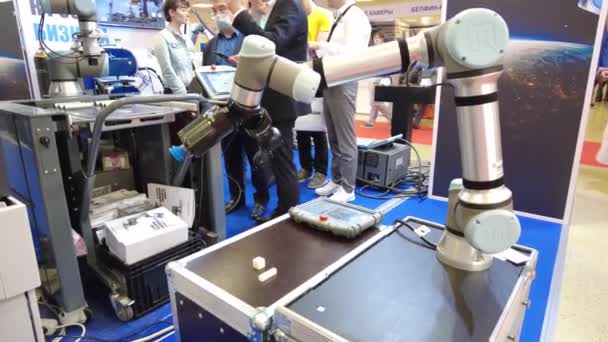 Moeskoe, Rusland - 26 mei 2021. Universal Robots collaboratieve robotarm in actie — Stockvideo