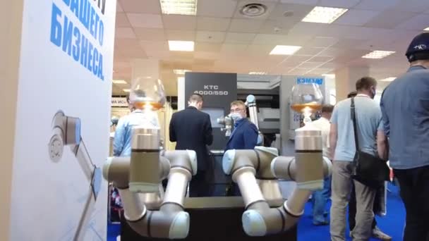 MOSCÚ, RUSIA - 26 DE MAYO DE 2021. Dos brazos de robot colaborativo sincronizados de Universal Robots en acción — Vídeo de stock
