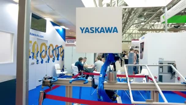 MOSKAU, RUSSLAND - 26. Mai 2021. Roboterarm Yaskawa auf Industrieschau — Stockvideo