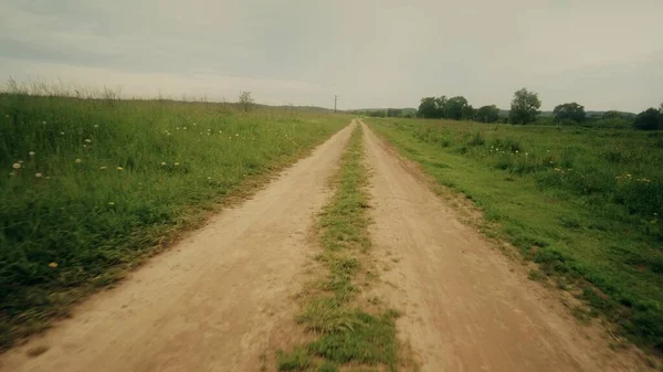 POV tiro, movendo-se ao longo do caminho do campo rural no verão — Fotografia de Stock