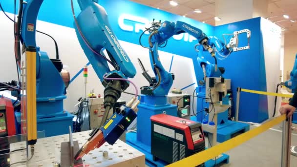 MOSKAU, RUSSLAND - 26. Mai 2021. CROBOTP Roboterarme mit professionellem Schweißgerät — Stockvideo