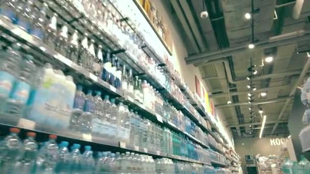 MOSCOW, RUSSIA - MAY 26, 2021. Plastic bottles of water on the shelves of a supermarket — Stock Video