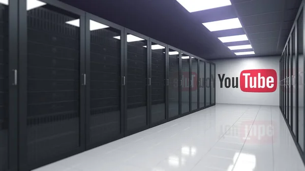 Logo von YOUTUBE an der Wand eines Serverraums, redaktionelles 3D-Rendering — Stockfoto