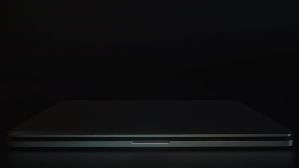Ordenador portátil con el logotipo de WALGREENS hecho con cadenas de código, animación conceptual editorial 3d — Vídeo de stock