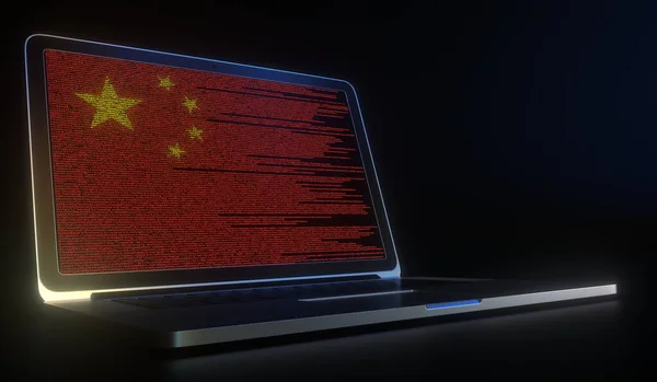 Флаг Китая сделан с компьютерным кодом на экране ноутбука. Трехмерный рендеринг, связанный с хакерством или кибербезопасностью — стоковое фото