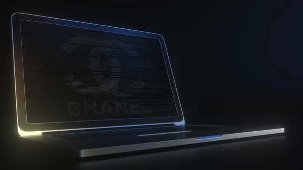 Ordinateur portable avec le logo de CHANEL réalisé avec des chaînes de code, rendu 3D conceptuel éditorial — Photo