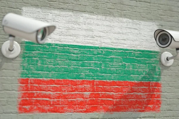 Bewakingscamera 's en muur met vlag van Bulgarije. Moderne beveiliging gerelateerde 3D rendering — Stockfoto