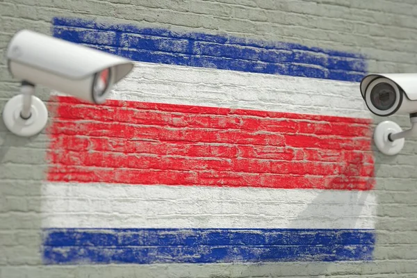 Überwachungskameras und Wand mit Flagge Costa Ricas. Modernes sicherheitsbezogenes 3D-Rendering — Stockfoto