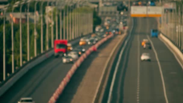 Rozmazané pomalé dálniční provoz a silniční práce, teleobjektiv záběr — Stock video