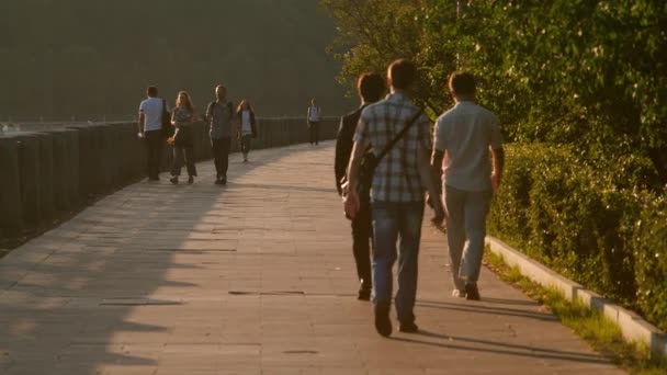 МОСКОВ, РОСІЯ - 5 - го липня 2021 р. Люди, які гуляли вздовж берегу парку Лужники улітку. — стокове відео