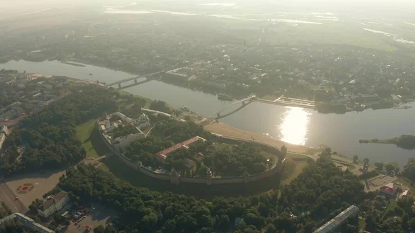 Vue aérienne de la forteresse historique de Veliky Novgorod ou Kremlin et de la rivière Volkhov, Russie — Photo
