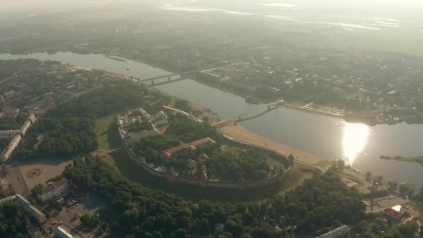 Вид с воздуха на Великий Новгород, историческую крепость Кремля и реку Волхов, Россия — стоковое видео