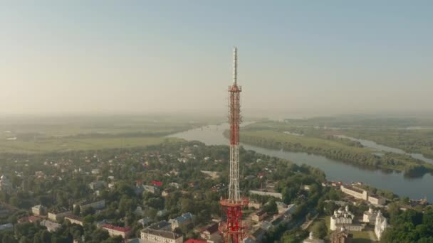 Vue aérienne en orbite autour d'une tour de télécommunications ou d'un mât mobile — Video