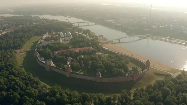 Luchtopname van het Veliky Novgorod Kremlin fort en de Volkhov rivier in Rusland — Stockfoto