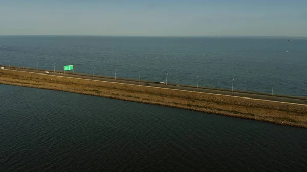 Luftaufnahme einer vielbefahrenen modernen Autobahn über dem Meer — Stockfoto