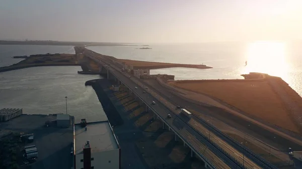 Luftaufnahme eines Sattelschleppers, der auf der Autobahn über das Meer fährt. Modernes Warenanlieferungs- oder Straßenlogistikkonzept — Stockfoto