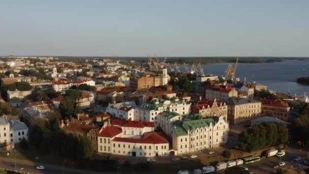 Fotografia aérea do centro histórico de Vyborg e do porto marítimo à noite, Rússia — Vídeo de Stock