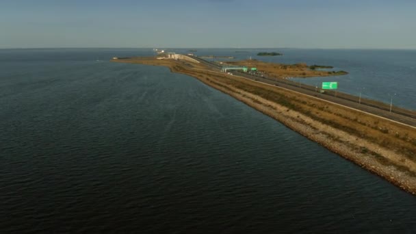 Zdjęcie lotnicze nowoczesnej drogi przez morze. Petersburg, Rosja — Wideo stockowe