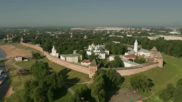 Foto aérea de la fortaleza histórica del Kremlin de Veliky Novgorod. Rusia — Vídeos de Stock