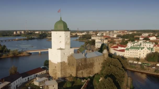 Luftaufnahme der historischen Burg Wyborg und der Altstadt von Wyborg. Russland — Stockvideo