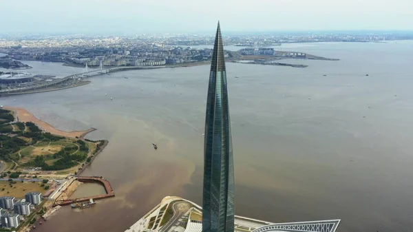 ラフタ地区から見えるサンクトペテルブルクとネヴァ湾の街並みを空中からの眺め。ロシア — ストック写真