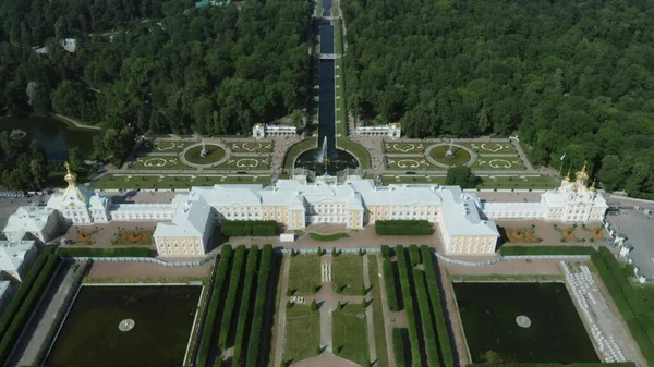 Sint Petersburg, Rusland - JULI 10, 2021. Luchtfoto van het beroemde Peterhof Paleis en fonteinen — Stockfoto