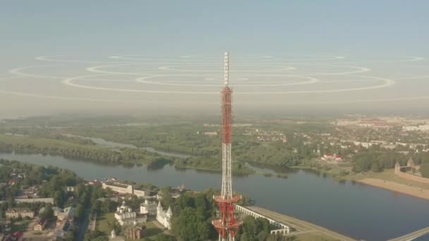 Vista aérea de uma torre de telecomunicações emitindo ondas de rádio visualizadas, animação conceitual — Vídeo de Stock