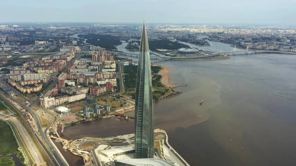 SAINT PETERSBURG, RUSSLAND - 13. Juli 2021. Luftaufnahme des Hochhauses Lakhta Center und des Stadtbildes von Sankt Petersburg — Stockfoto