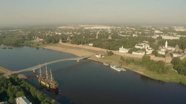 Luchtopname van het Veliky Novgorod Kremlin fort mier het stadsgezicht, Rusland — Stockfoto