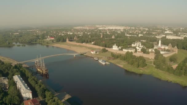 Légi felvétel a Veliky Novgorod Kreml erőd hangya a városkép, Oroszország — Stock videók