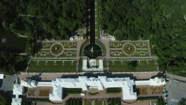 SAINT PETERSBURG, Oroszország - 2021. július 10. Légi kilátás zsúfolt Peterhof Palace park és szökőkutak, egyik fő mérföldkő Szentpéterváron — Stock videók