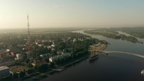 Vue aérienne panoramique du Veliky Novgorod impliquant la forteresse du Kremlin de Novgorod et le pont de la rivière Volkhov, Russie — Video