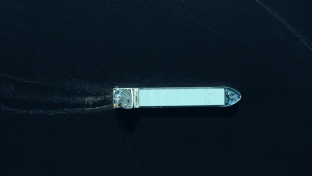 Vista aérea de arriba abajo de un buque de carga en movimiento en el mar — Vídeos de Stock