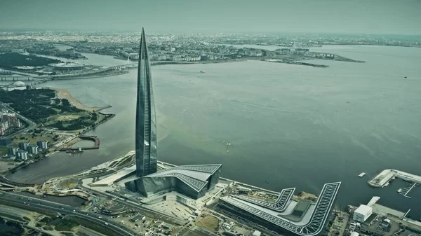 SAN PETERSBURGO, RUSIA - 13 DE JULIO DE 2021. Vista aérea del paisaje urbano de San Petersburgo desde la zona de Lakhta — Foto de Stock