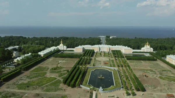 SÖKNING PETERSBURG, Ryssland - 10 juli 2021. Flygfoto av återuppbyggnadsarbetet i Peterhofs slottsmuseum övre trädgård — Stockfoto