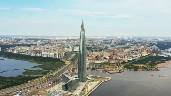 SAINT PETERSBURG, RUSSLAND - 13. Juli 2021. Luftaufnahme des modernen Wolkenkratzers Lakhta Center und des Stadtbildes von Sankt Petersburg — Stockfoto