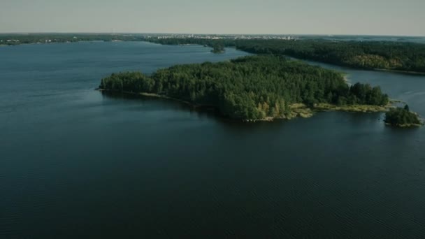 Foto aérea del parque histórico de Monrepos y la lejana ciudad de Vyborg, Rusia — Vídeos de Stock