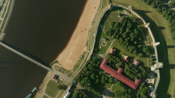 Panoráma légi felvétel Veliky Novgorod bevonásával Novgorod Kremlin, a Volkhov folyó és a tó Ilmen, Oroszország — Stock videók