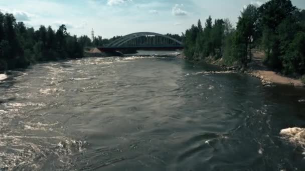 Αεροφωτογραφία χαμηλού υψομέτρου του ποταμού Βουόκσι και της γέφυρας του αυτοκινήτου, Ρωσία — Αρχείο Βίντεο