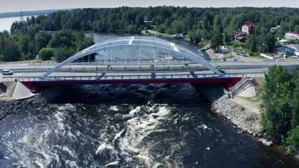 Foto aérea del hermoso río Vuoksi y puente de automóviles, noroeste de Rusia — Vídeos de Stock