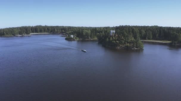 Luftaufnahme des historischen Parks von Monrepos und des Ausflugsbootes außerhalb von Wyborg, Russland — Stockvideo