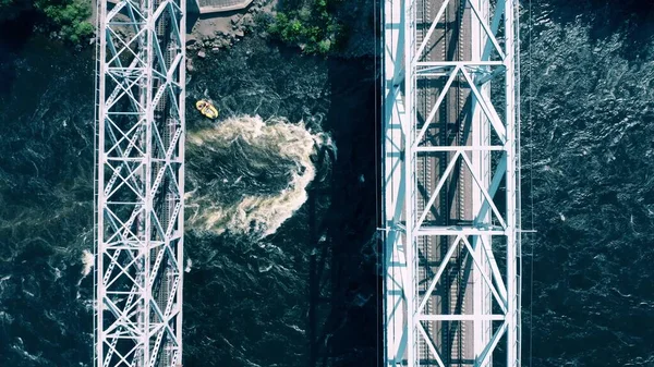 Împușcături aeriene de râu, poduri și rafting de oameni pe apă albă — Fotografie, imagine de stoc