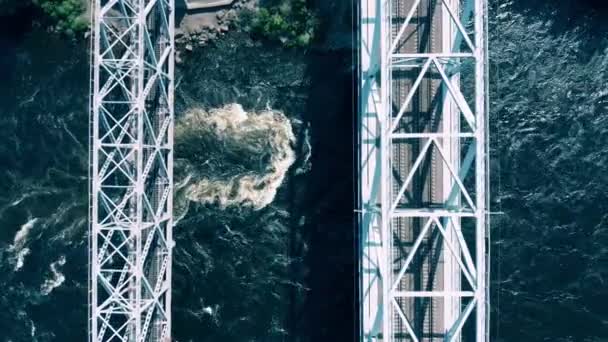 Tiro aéreo aéreo de rio, pontes e pessoas rafting em águas brancas — Vídeo de Stock