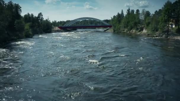 Αεροφωτογραφία του λευκού ποταμού Βουόκσι και της γέφυρας του αυτοκινήτου, βορειοδυτική Ρωσία — Αρχείο Βίντεο