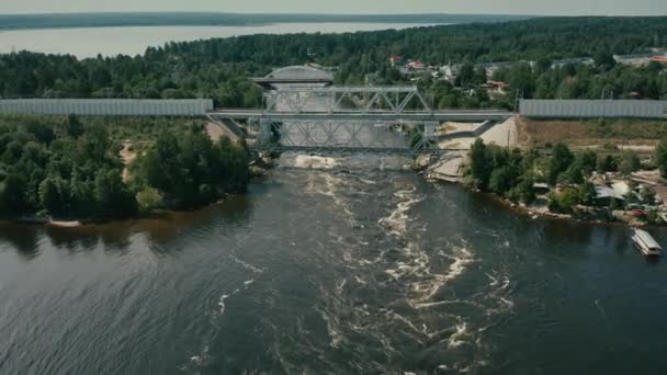 Letecký záběr ocelových vozů a železničních mostů přes dunivou řeku Vuoksi a rafting lidi, severozápadní Rusko — Stock video