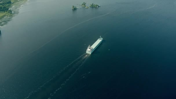 Vista aerea di una nave da carico blu in mare — Video Stock
