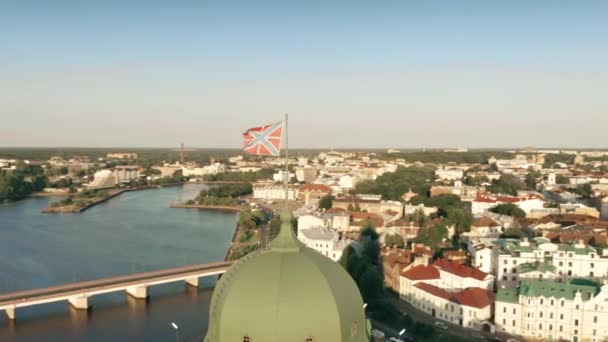 Aus der Luft wurde die Fahne der Wyborger Burg abgeschossen. Wyborg, Russland — Stockvideo