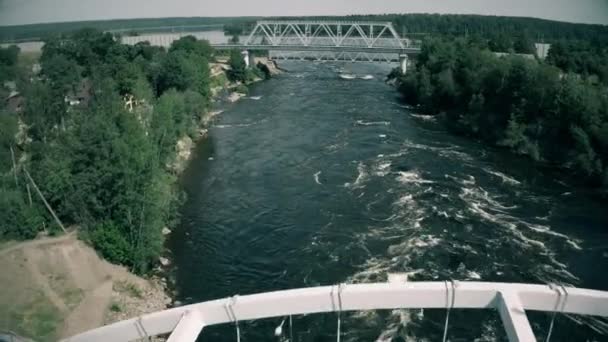Αεροφωτογραφία του γουργουρητού ποταμού, των γεφυρών και του ράφτινγκ ανθρώπων σε whitewater, Vuoksi ποταμού στη Ρωσία — Αρχείο Βίντεο