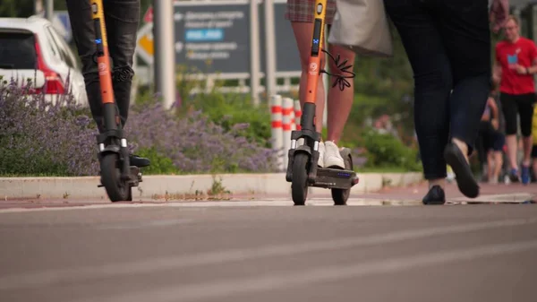 MOSCOW, Rusya - 5 Temmuz 2021. Halka açık elektrikli scooterları paylaşan insanların yavaş çekim görüntüleri. — Stok fotoğraf