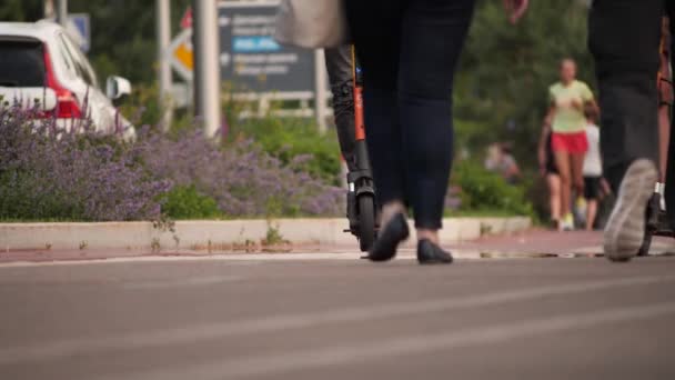 MOSCOU, RUSSIE - 5 juillet 2021. Slow motion shot de personnes équitation partage public scooters électriques — Video